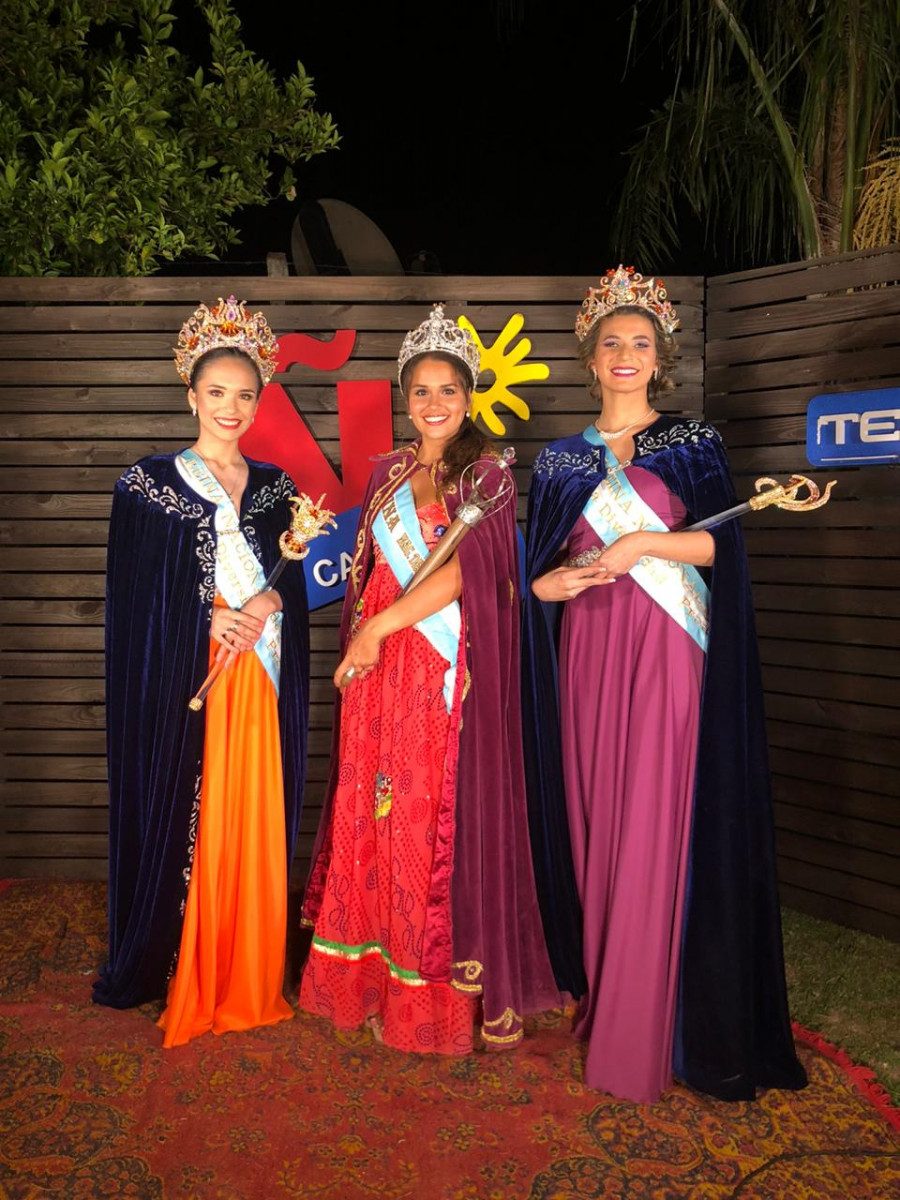 Reina Nacional del Surubi junto a la Reina saliente y entrante de la Fiesta Nacional de la Naranja 