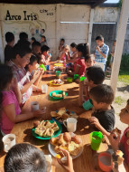 La Direccion de la Mujer acompaño la despedida con regalitos preparados en la Direccion. El viernes en horas de la tarde, el Centro de promoción al Menor No 25 ubicado en el Barrio Sarmiento, despidió el año, los chicos que asisten al centro han podido di